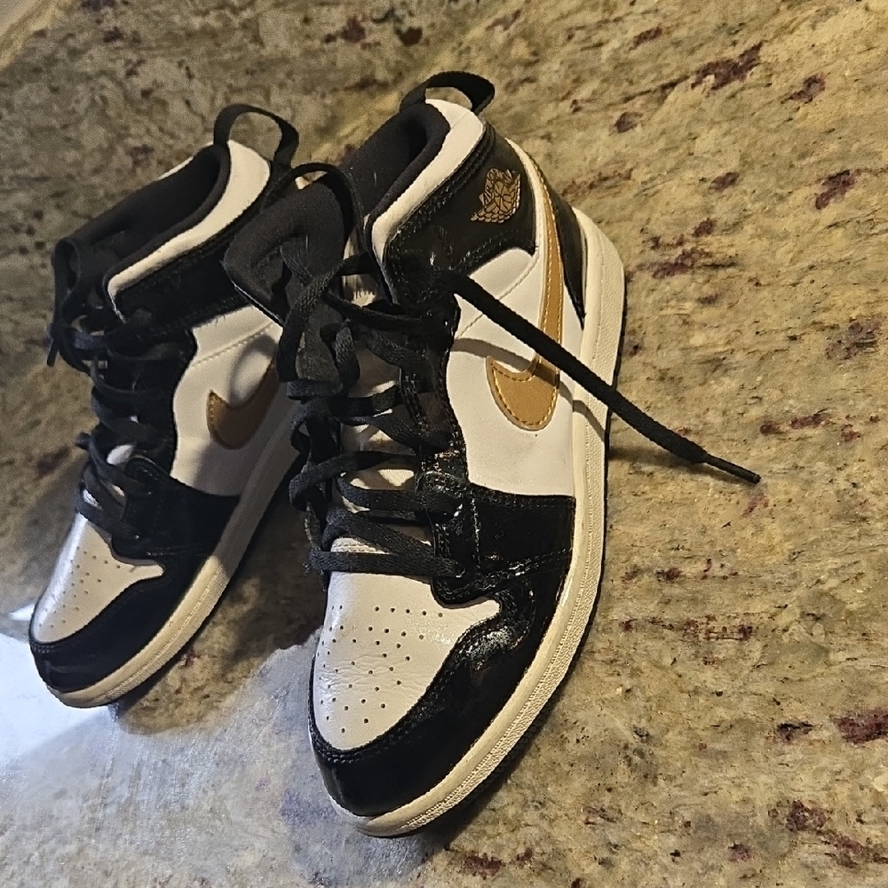 Nike Kids Sneakers Black and Gold